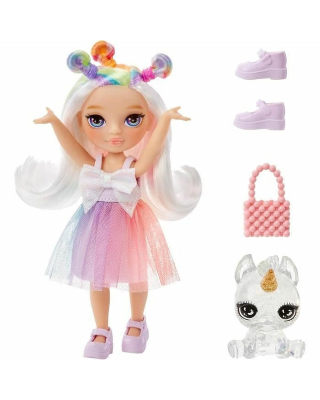 Rainbow High actiefiguur, kleurrijke pop met trendy outfit, poseert in speelgoed en actiefiguren categorie.