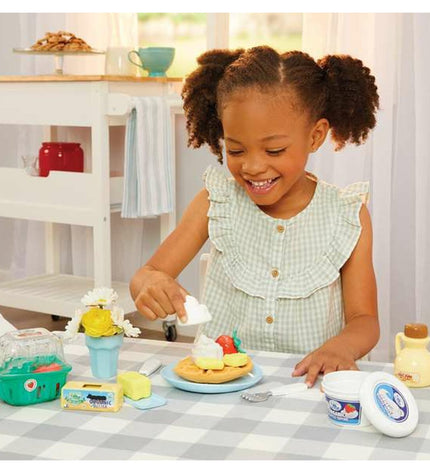 MGA Eten speelgoedset with colorful pretend food items and utensils for kids, ideal for imaginative play.