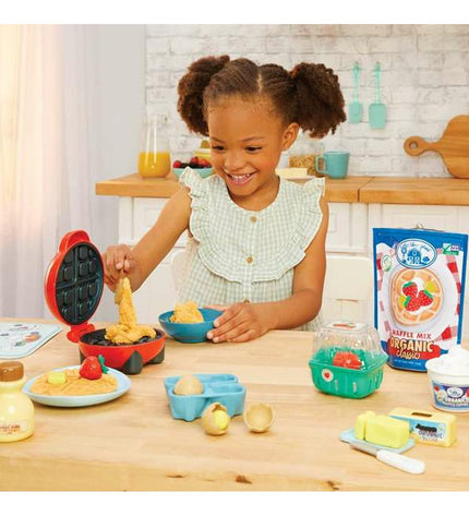 MGA Eten speelgoedset with colorful plastic food items and utensils for pretend play and imaginative fun.
