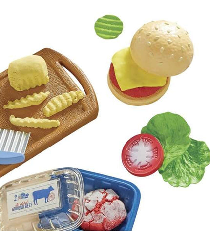 MGA Maaltijden speelgoedset with various pretend food items and utensils for imaginative play.