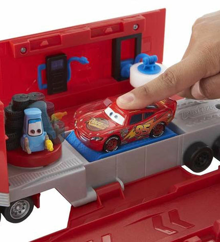 Mattel Carrier vrachtwagen speelgoed voertuig with detailed truck design and colorful cargo, perfect for kids' play.