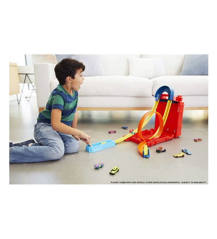 Mattel Hot Wheels Track Builder Baan Lanceerder toy car launcher on a colorful track with Hot Wheels vehicles and track pieces.