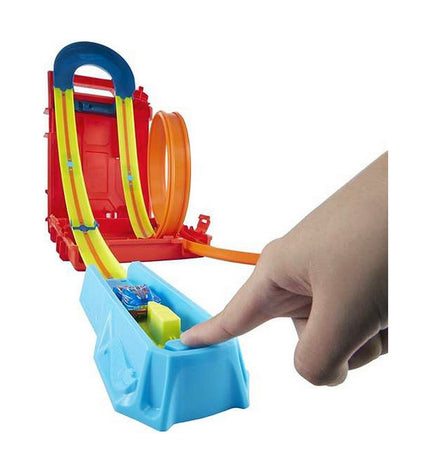 Mattel Hot Wheels Baan Lanceerder toy vehicle track builder for racing play with colorful track pieces and racing cars.