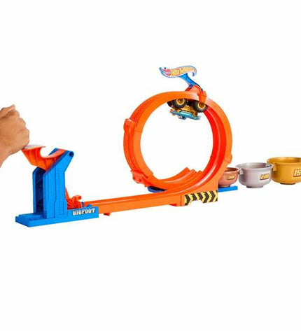 Mattel Racebaan toy race track with colorful lanes and miniature cars, designed for children’s play and racing fun.