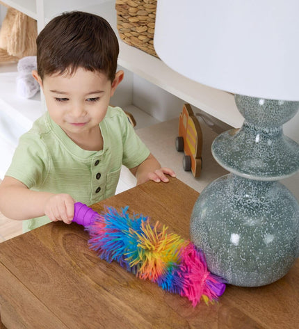 Fisher-Price speelgoed stofzuiger with realistic design, colorful plastic body, and adjustable handle for pretend cleaning play.