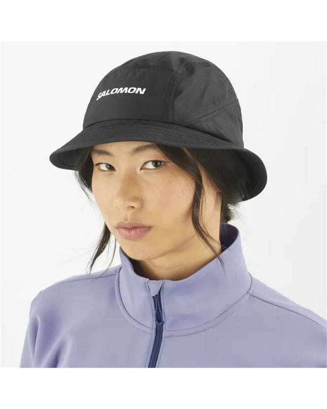 Black Salomon Hoed Salomon Shkout Bucket for outdoor activities, featuring a wide brim and breathable material for camping and hiking.