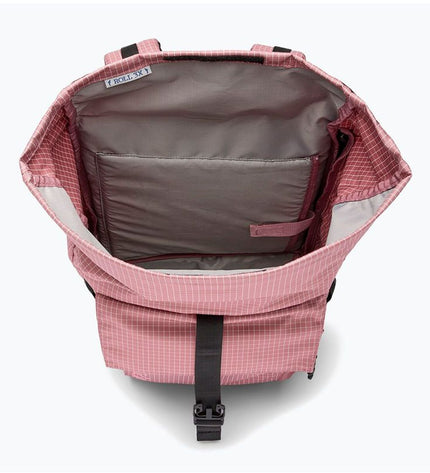 Columbia Convey™ III pink hiking backpack with 27L capacity, designed for outdoor activities and camping.