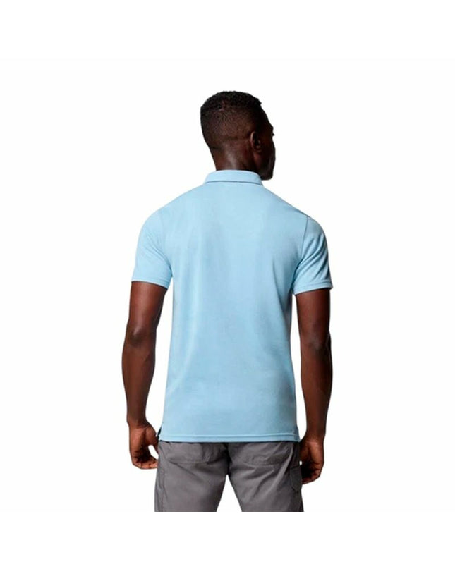 Columbia Nelson Point™ men's short-sleeve polo shirt, suitable for outdoor sports and camping, shown in a natural outdoor setting.