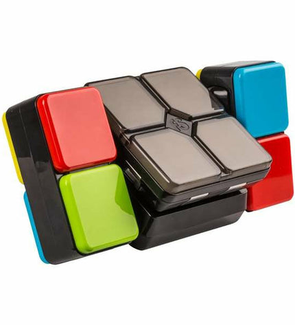Moose bordspel with colorful game pieces and cards, perfect for family game nights and fun with friends.