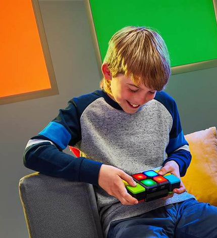 Moose bordspel toy with colorful game pieces and cards, ideal for family fun and game nights.