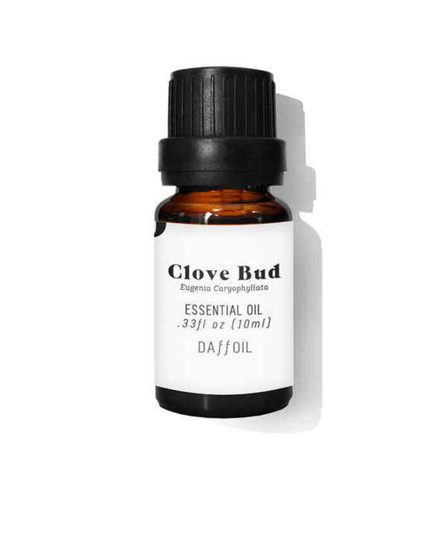 Daffoil Clove Bud air freshener bottle, 10 ml, for home and kitchen decoration, with a focus on the aromatic clove scent.