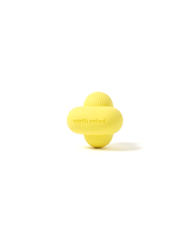 Earth Rated dog toy from Hondenspeelgoed Earth Rated, soft and durable pet toy for dogs, shown in natural setting.