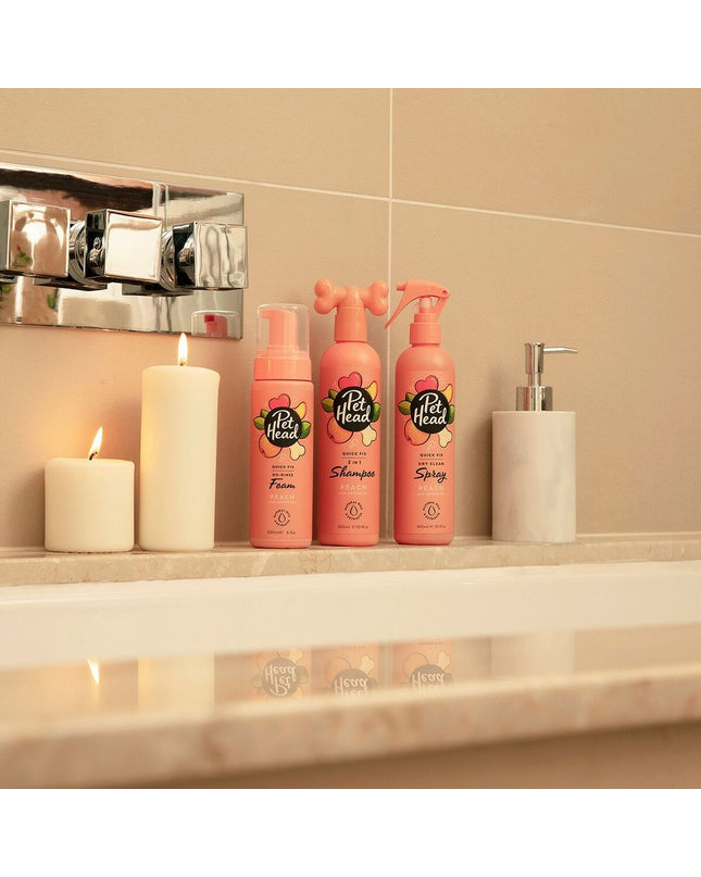 Pet Head Quick Fix peach cleaning foam for dogs, 200 ml, dog grooming product with a peach scent in a bottle with a pump.