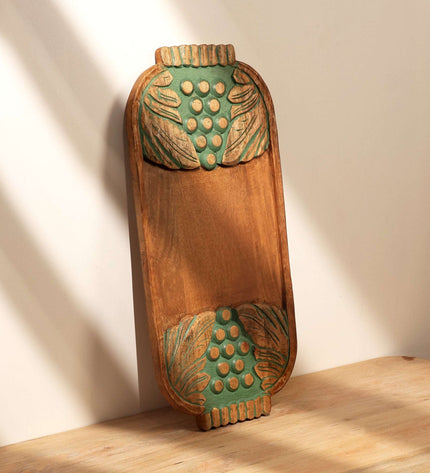 Tablero de servicio de madera tallada a mano en verde lavado con uvas | Rustic Charcuterie & Cheese Platter