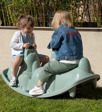 Green Smoby dog-shaped swing seat for outdoor play, made of durable plastic, ideal for children’s outdoor activities.