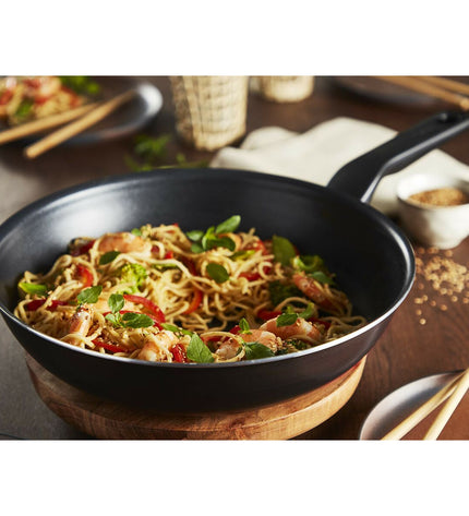 Tefal C38519 black aluminium frying pan, 28 cm diameter, suitable for home cooking and kitchen use.