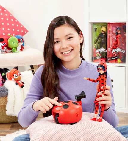 Miraculous Ladybug and Cat Noir action figures with a motorcycle toy from the poppen en actiefiguren collection.
