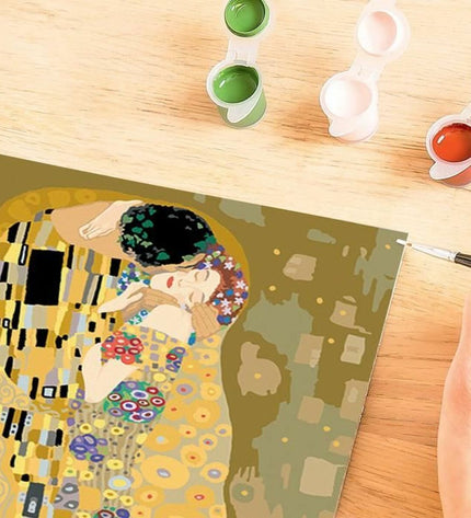 Ravensburger CREART The Kiss board game with colorful artwork, featuring game pieces and vibrant design elements for family fun.