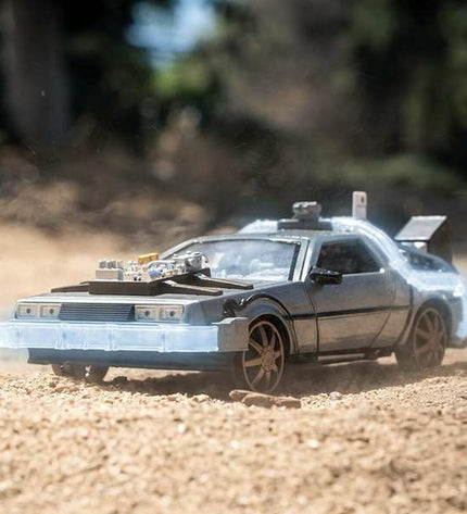 Smoby Auto DeLorean Back to the Future III 1:24 scale toy vehicle in metallic silver with detailed design.