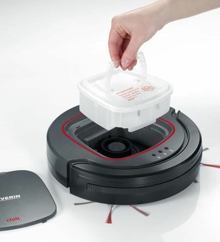 Severin RB7025 robot stofzuiger cleaning hardwood floor with its sleek design in a modern living room setting.