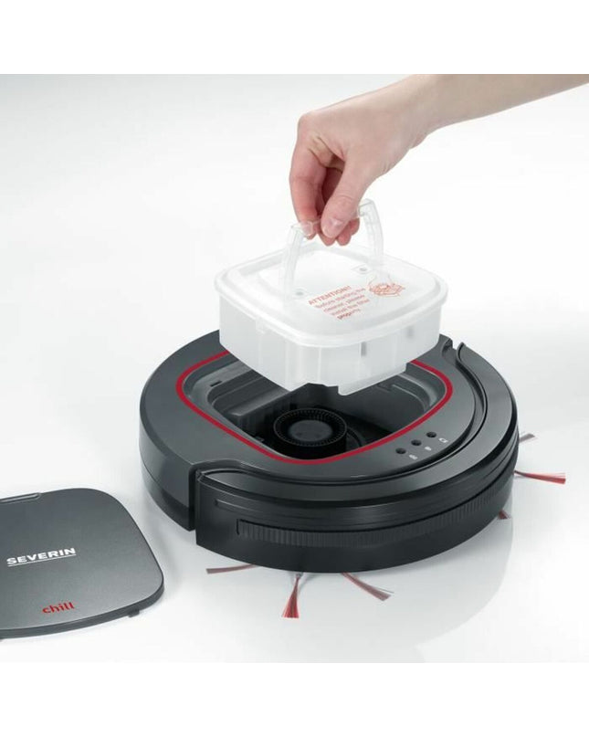 Severin RB7025 robot stofzuiger cleaning hardwood floor with its sleek design in a modern living room setting.
