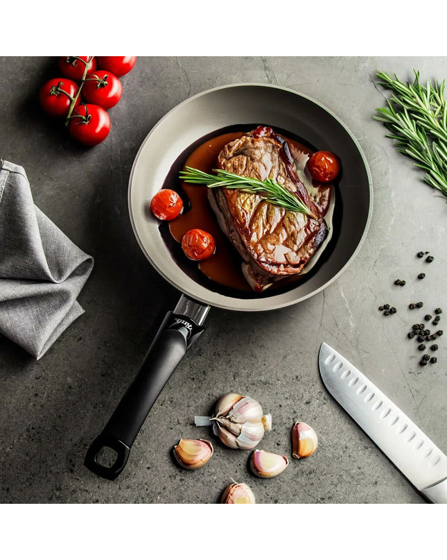 Fissler aluminium cookware pan, Huis en koken keukengerei, with a sleek metallic finish and sturdy handle for kitchen use