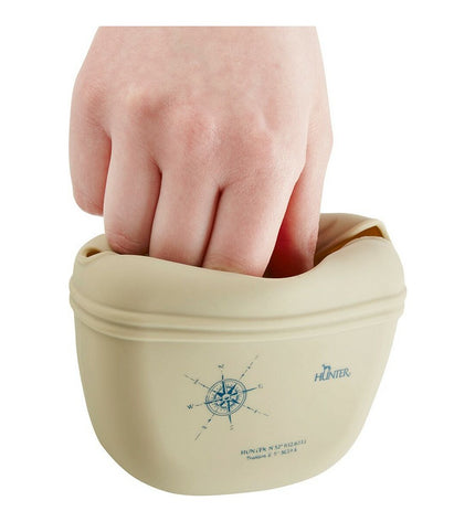 Beige Hunter siliconen zakbedekking voor honden, diervoederaccessoire met zachte, waterbestendige textuur.