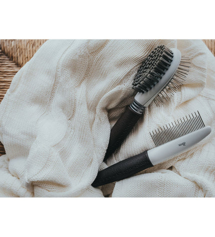 Hunter hondenkam for grooming, with sturdy handle and fine teeth, designed for easy detangling and brushing of dog fur.