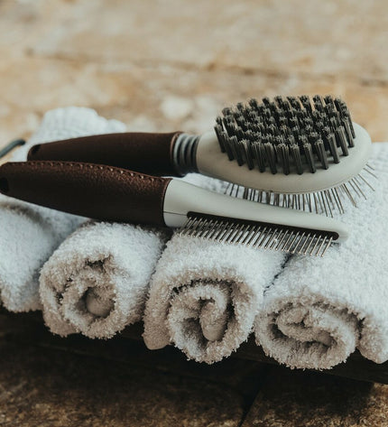 Hunter 2-in-1 dog hairbrush and grooming tool, designed for easy fur care and detangling of pets.