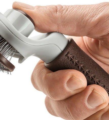 Hunter Zelfreinigend Rugkammen borstel for dogs, showing the self-cleaning brush with ergonomic handle and pet fur.