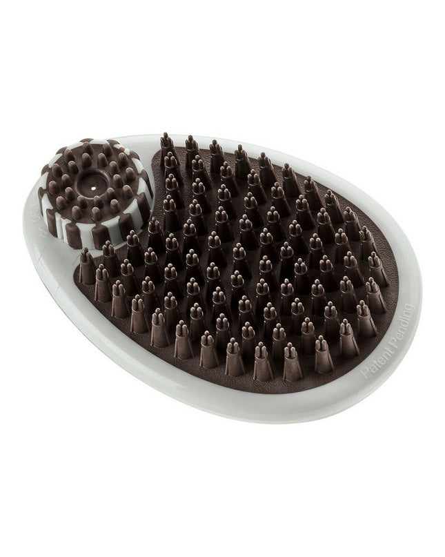 Hunter shampoo for dogs with a bottle of Hondenkam Hunter Shampoo and a dog grooming brush on a white background.