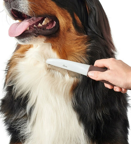 Hunter Bruin Plastic 12 Hark Draaiend hondenhaarstijl, durable plastic dog grooming tool with rotating feature.