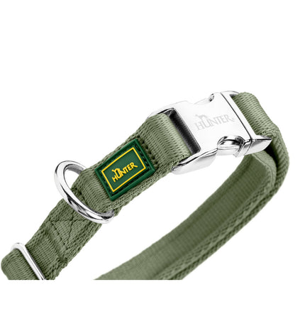 Hunter green dog collar for medium-sized dogs, adjustable 40-55 cm, made of durable material with metal buckle.