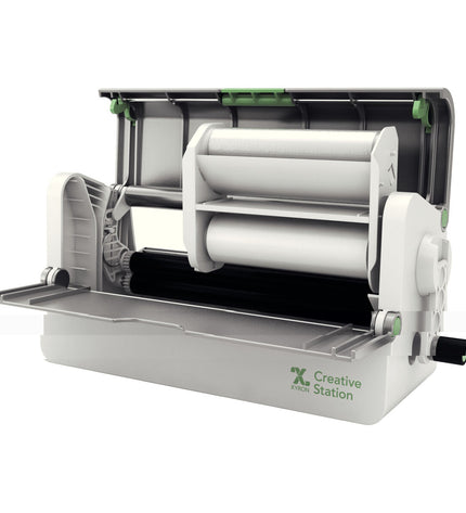 Xyron Lamineerapparaat for office use, compact electronic laminator with control settings and clear lamination area.