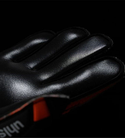 Black Uhlsport Keeperhandschoenen Soft Ressist+ Flex Frame for adults, designed for football goalkeeping, with padding and flexible grip.