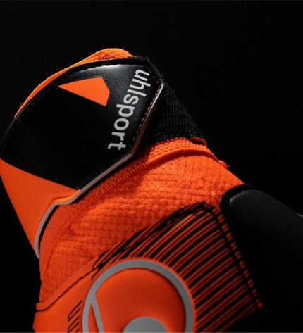 Black Uhlsport Keeperhandschoenen Soft Ressist+ Flex Frame for adults, designed for soccer goalkeeping, with padded palms and flexible wrist straps.