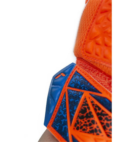 Reusch Attrakt Solid Oranje goalkeeper gloves for soccer, featuring vibrant orange color and padded palm for sport and outdoor use.