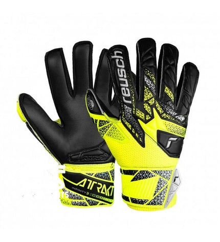Reusch Keeperhandschoenen Attrakt Infinity for football, with padded gloves designed for goalkeepers in outdoor soccer matches.