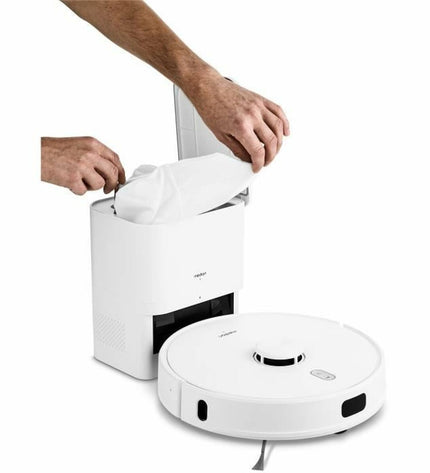 Medion X41 SW+ robot stofzuiger on polished hardwood floor, showing its sleek design and circular shape for cleaning.