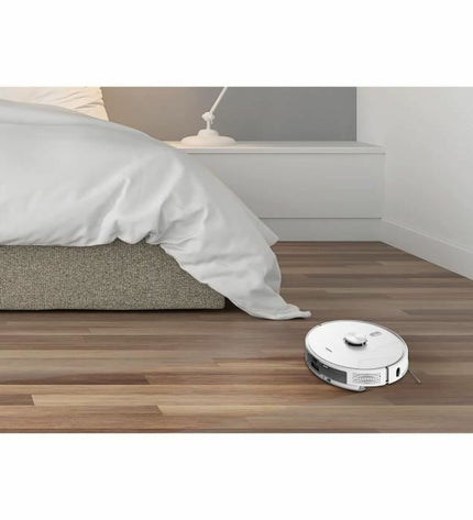 Medion X41 SW+ robot stofzuiger on a clean floor, showcasing its compact design and sleek appearance for home cleaning.