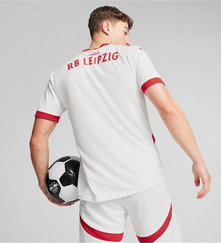 Puma RB Leipzig men's short-sleeve football T-shirt in red with team logo, designed for sport and outdoor activities.