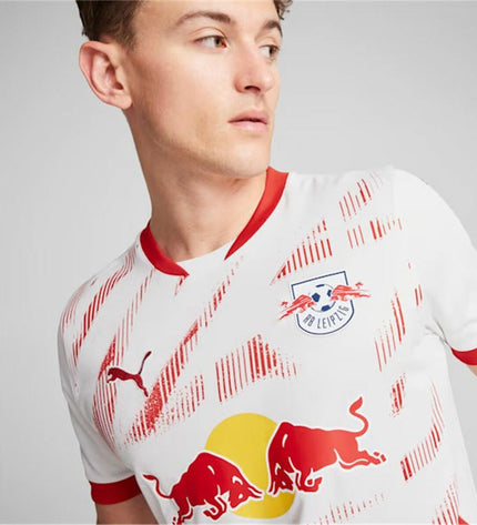 Puma RB Leipzig men's short-sleeve football T-shirt in red with team logo, designed for sports and outdoor activities.