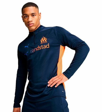 Puma training sweatshirt for adults, sporty outdoor and football apparel, shown in a casual fit and athletic design.