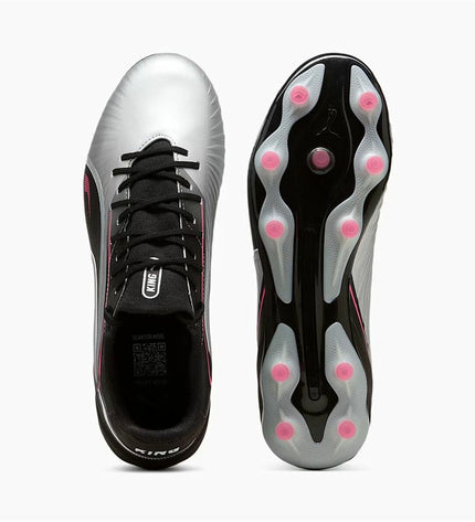 Adult Puma King Match football shoes for outdoor sport, featuring classic design and durable construction with Puma branding.