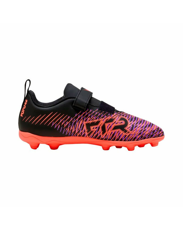 Adult Puma Future 8 Play V soccer cleats for outdoor football, featuring sleek design and studded sole for optimal grip.
