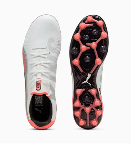 White Puma King Ultimate MG adult football boots for outdoor soccer, featuring durable design and sport-ready style.
