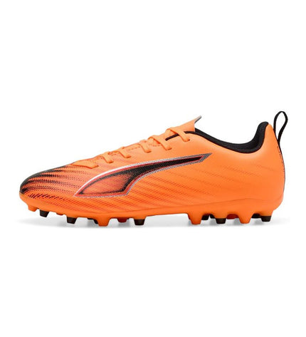 Puma Ultra 6 Play Mg Heat Fire-B children’s soccer cleats in black with orange accents, designed for outdoor football play.