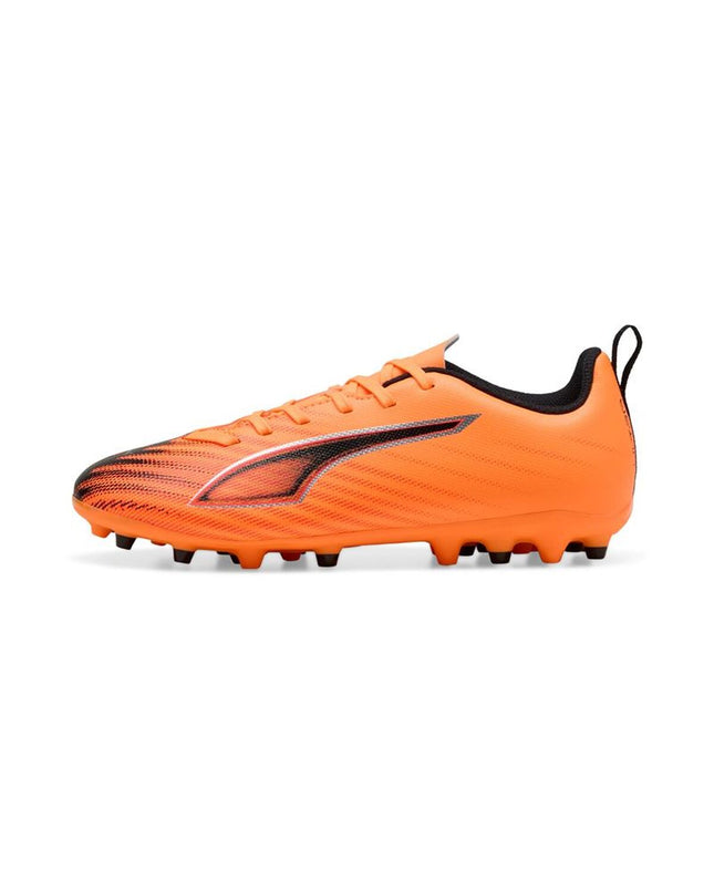 Puma Ultra 6 Play Mg Heat Fire-B children’s soccer cleats in black with orange accents, designed for outdoor football play.