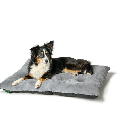 Gray Hunter Rockford dog bed measuring 80x60 cm, soft fabric with raised edges, designed for canine comfort and support.