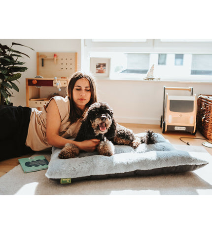 Hunter Rockford dog bed in gray, 100x70 cm, soft fabric with raised edges for comfort and support.